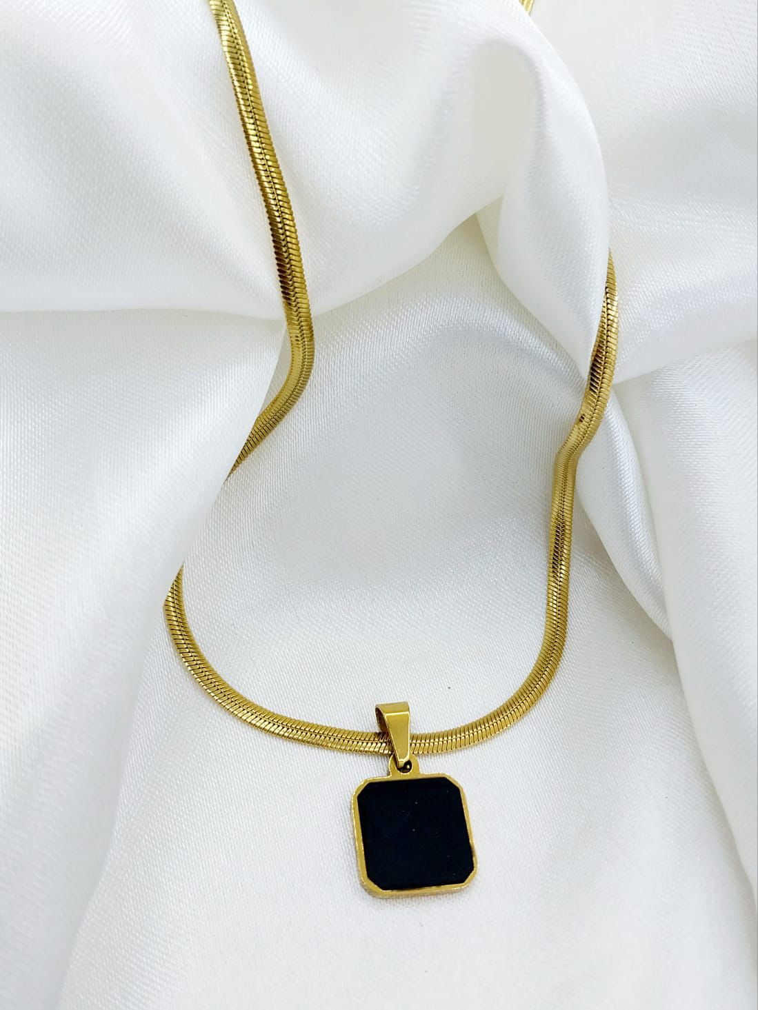 Zewyne Halo Necklace – Where Subtlety Shines