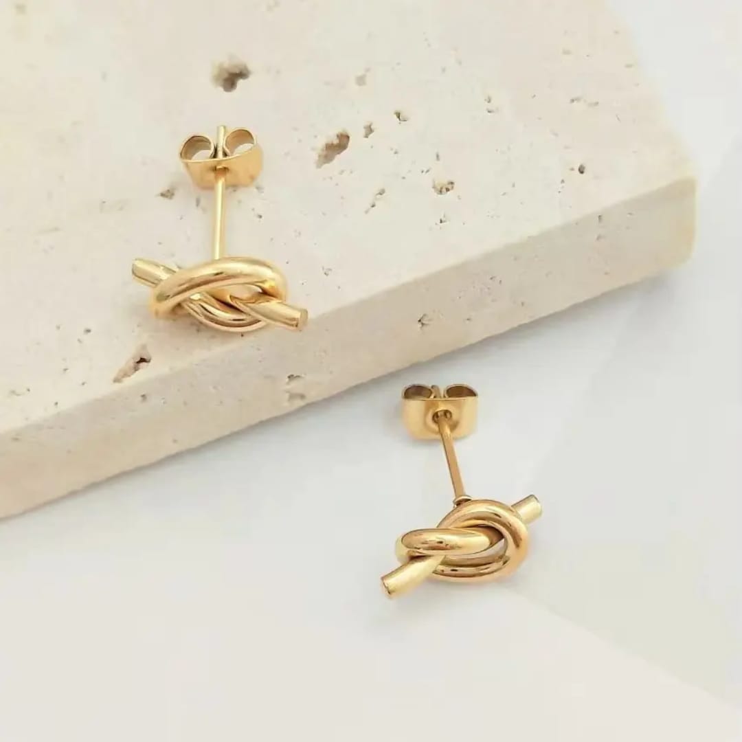 Zewyne Solenne Earrings – Crafted for Effortless Elegance