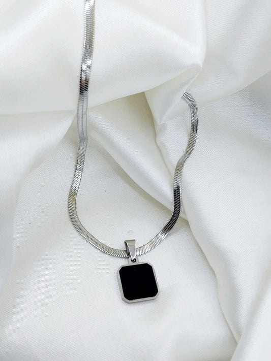 Zewyne Halo Necklace – Where Subtlety Shines